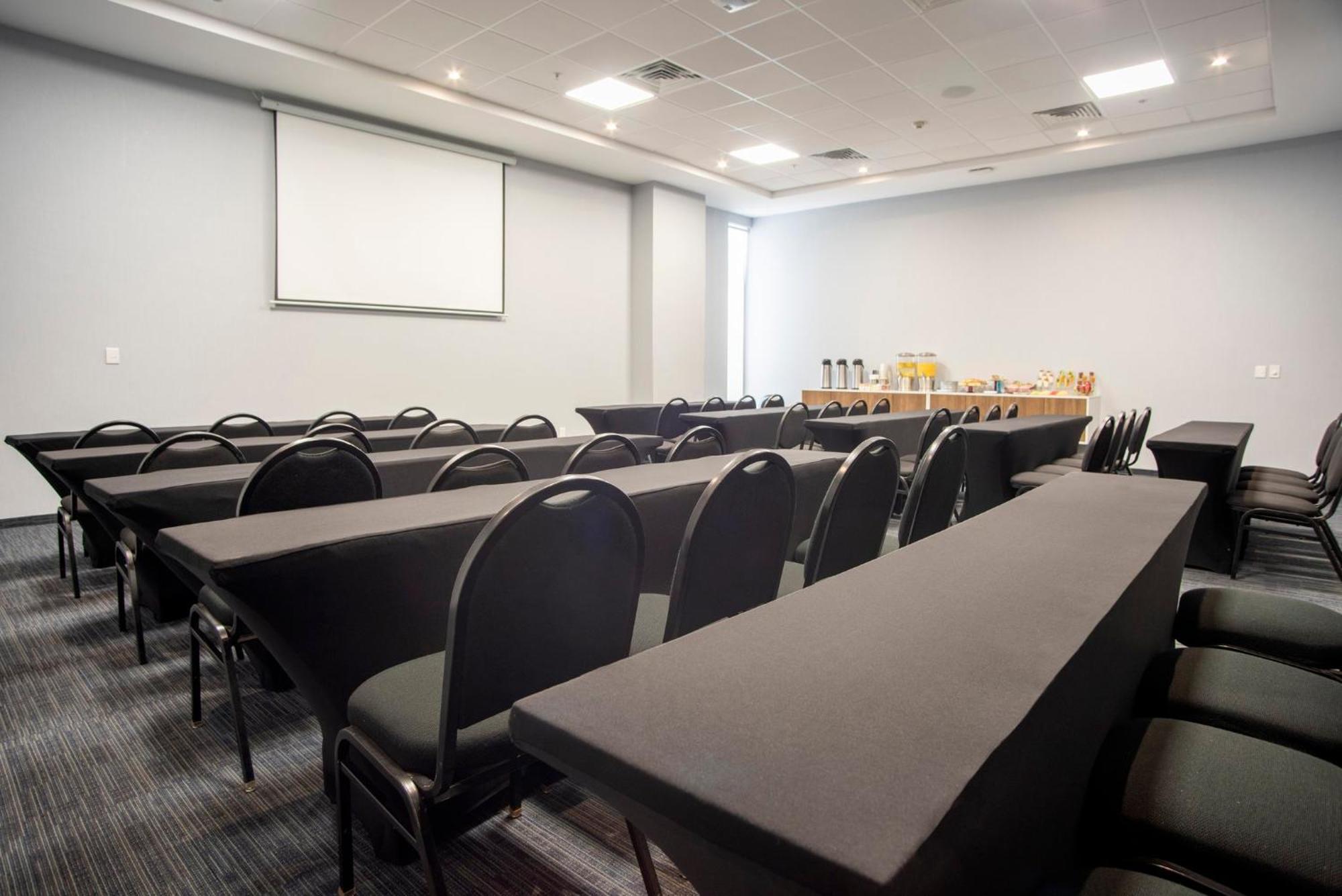 Holiday Inn Express Guadalajara Iteso By Ihg Zapopan Esterno foto
