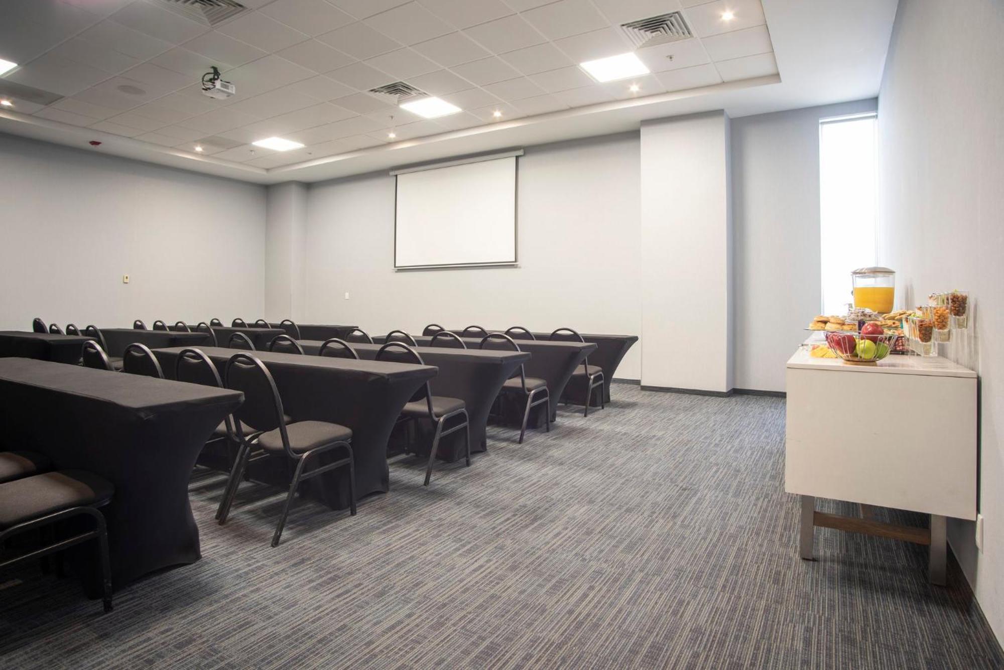 Holiday Inn Express Guadalajara Iteso By Ihg Zapopan Esterno foto